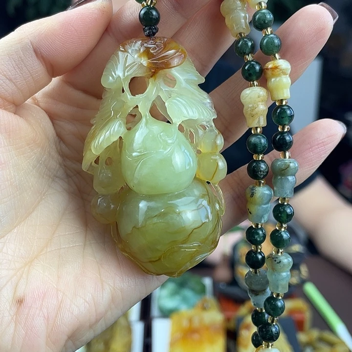 蛇纹石玉未镶嵌颈饰