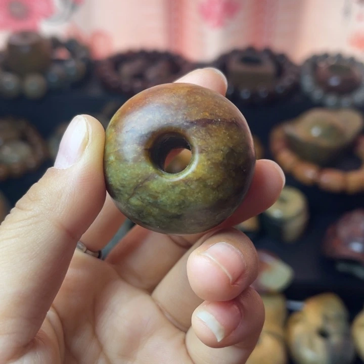 未镶嵌岫岩河磨玉（透闪石质玉）挂件