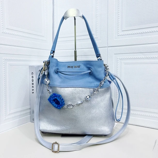 95新 MIU MIU/缪缪 蓝银水桶腋下包