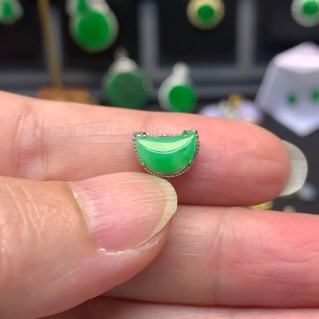 翡翠未镶嵌颈饰有纹