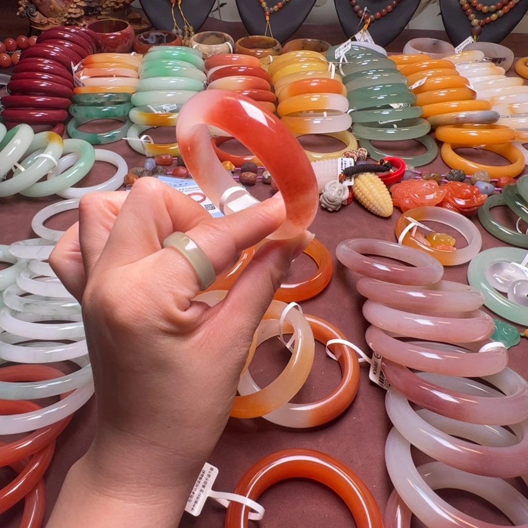 楚***楚石英岩玉未镶嵌手镯