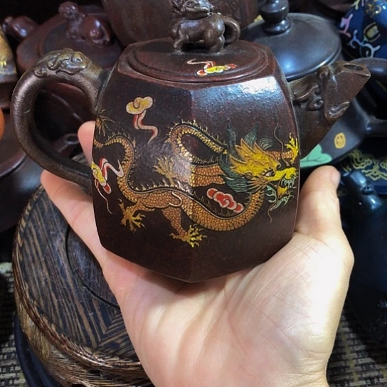 茶壶紫砂原矿泥料手工制作的一把紫砂壶。