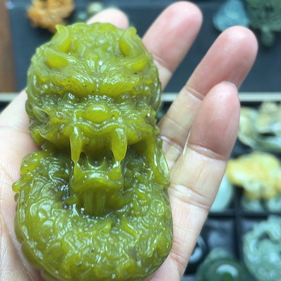 国***蛇纹石玉未镶嵌颈饰