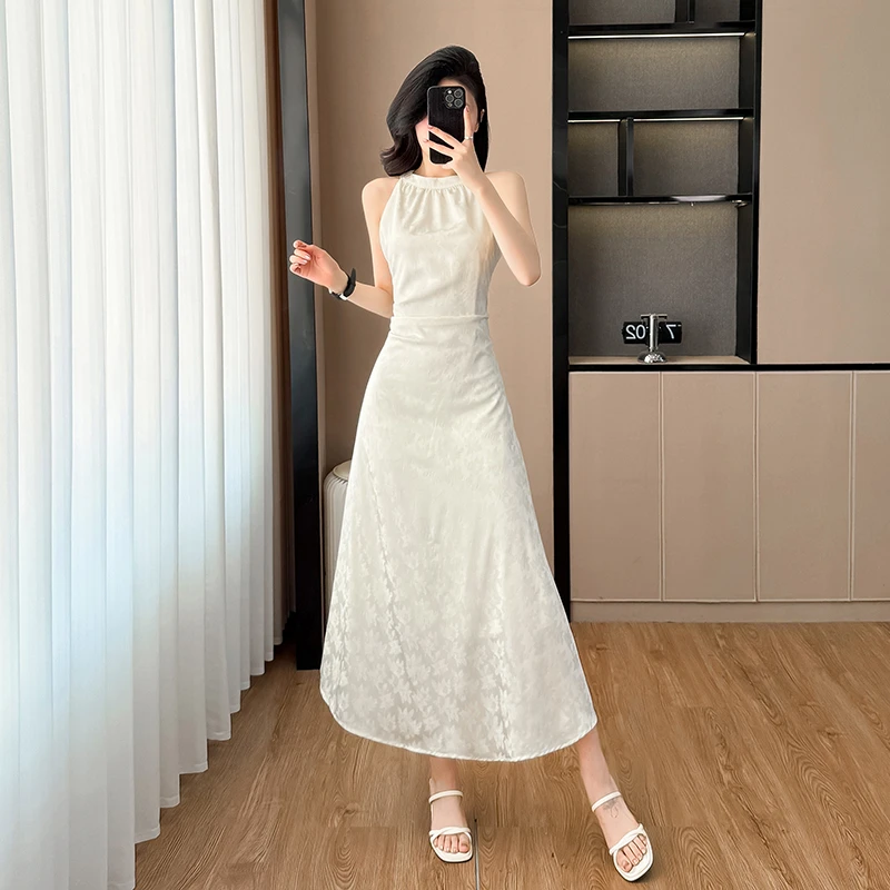 2025年法式高级赫本风缎面垂感提花收腰显瘦气质挂脖A字长裙