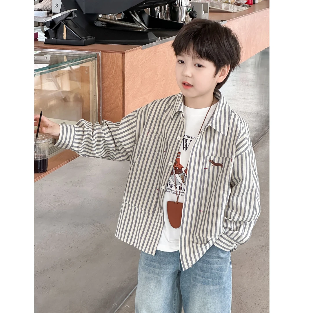 【依妈家】现货男童秋款洋气翻领上衣帅气竖条纹刺绣水洗衬衫25A136