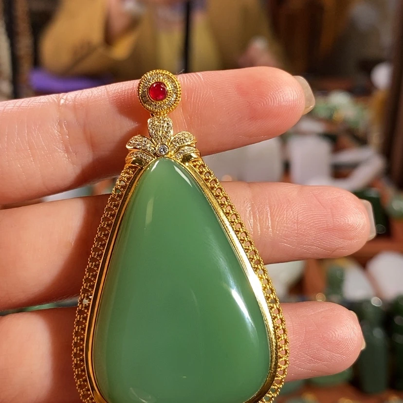 【闪购商品】颈饰18K金镶嵌和田玉