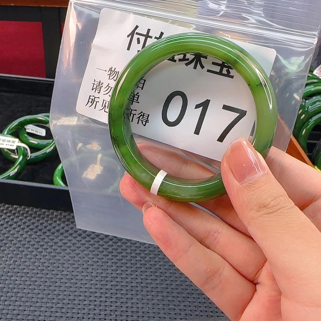 颈饰未镶嵌和田玉手镯52 017