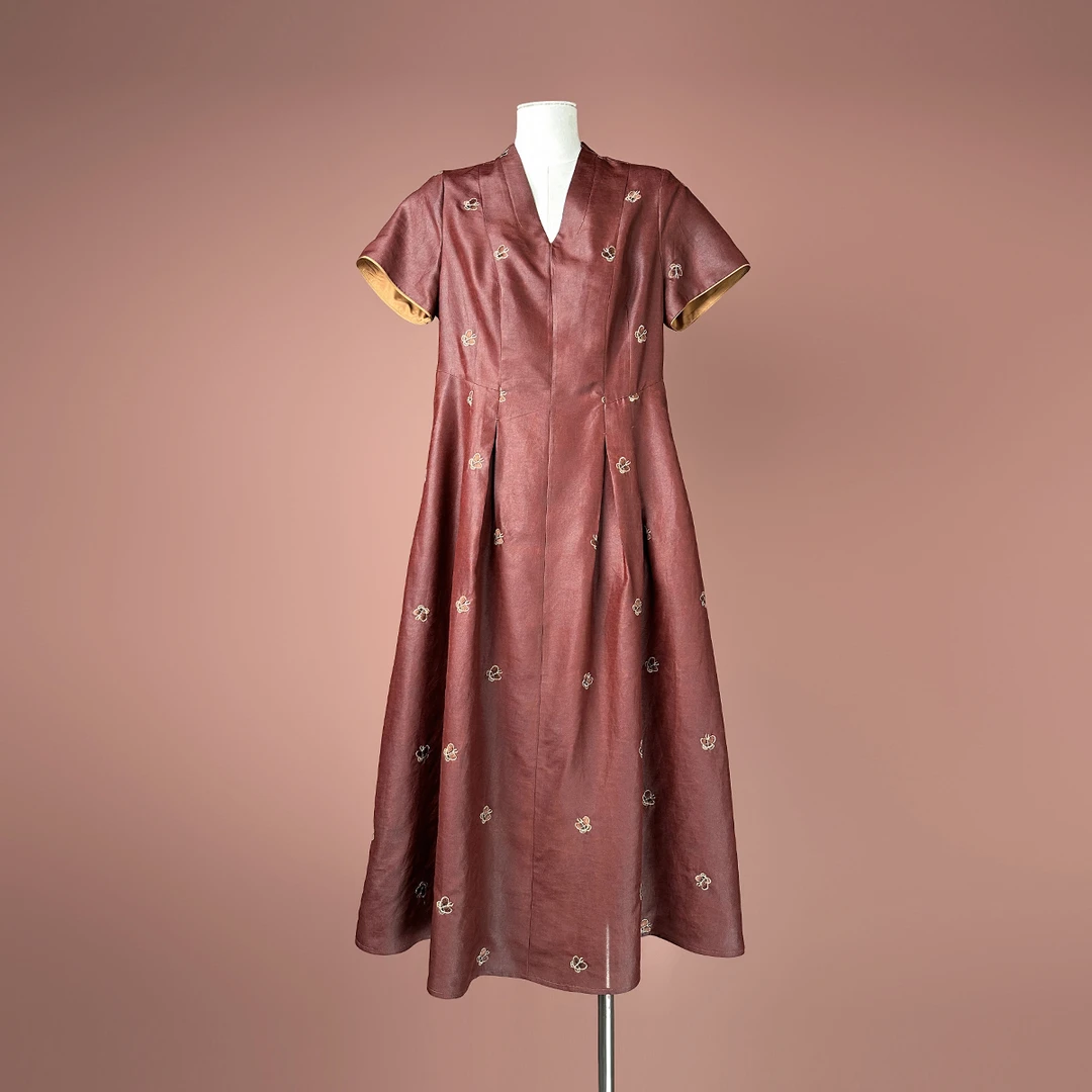 莨悦（100%桑蚕丝）香云纱国风新中式V领刺绣红云纱大摆连衣裙子