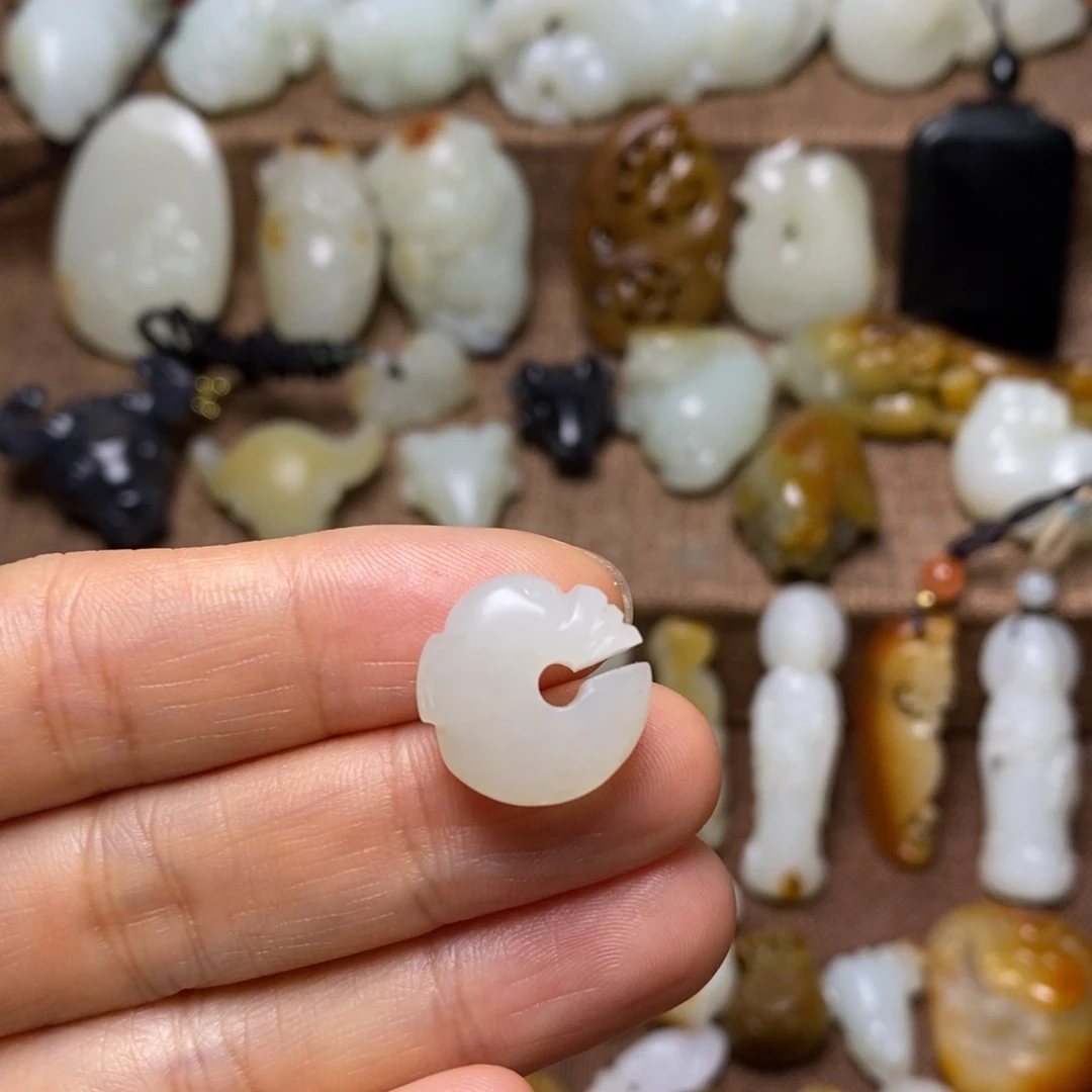 和田玉未镶嵌颈饰小****?