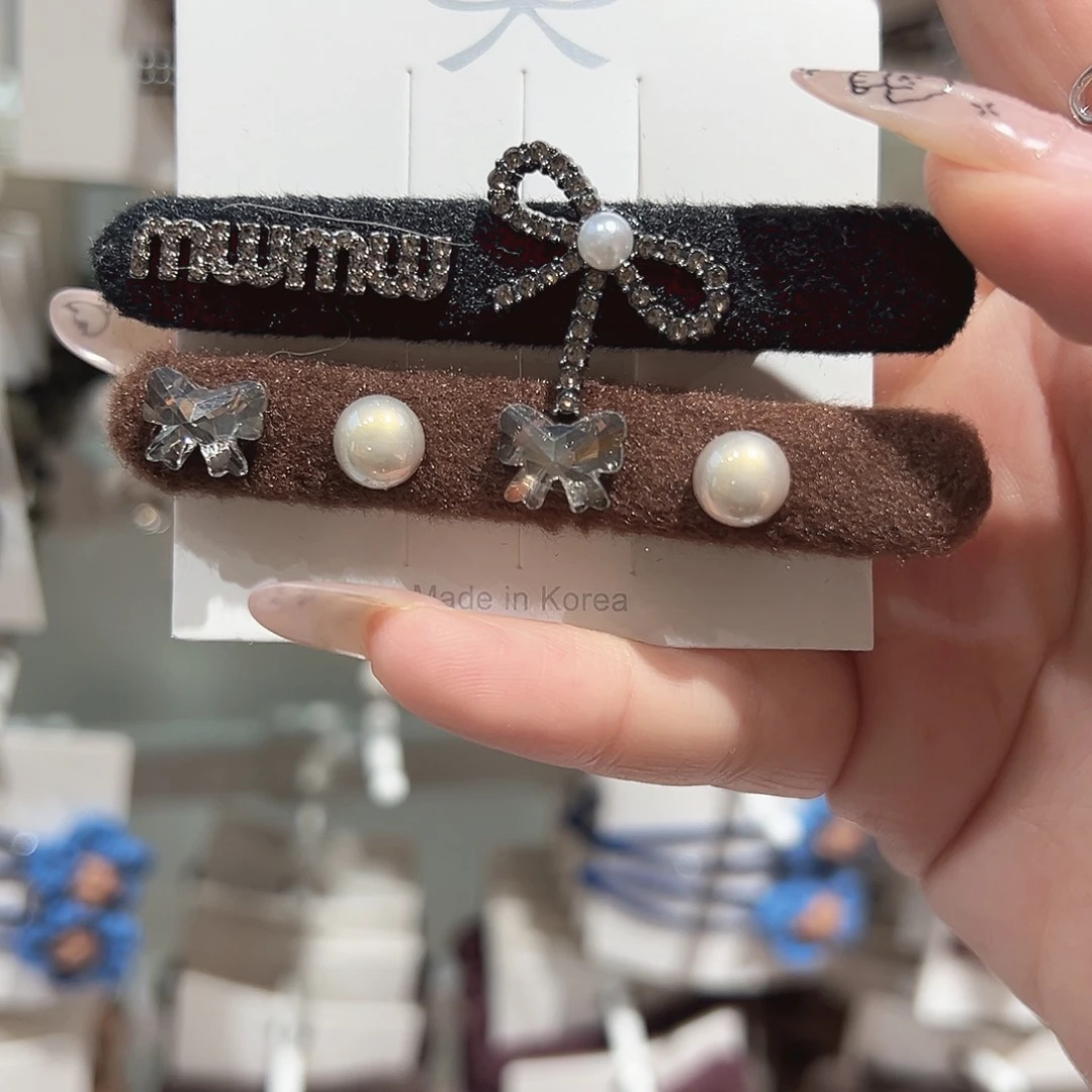 皮质铁合金黑咖拼色一字鸭夹