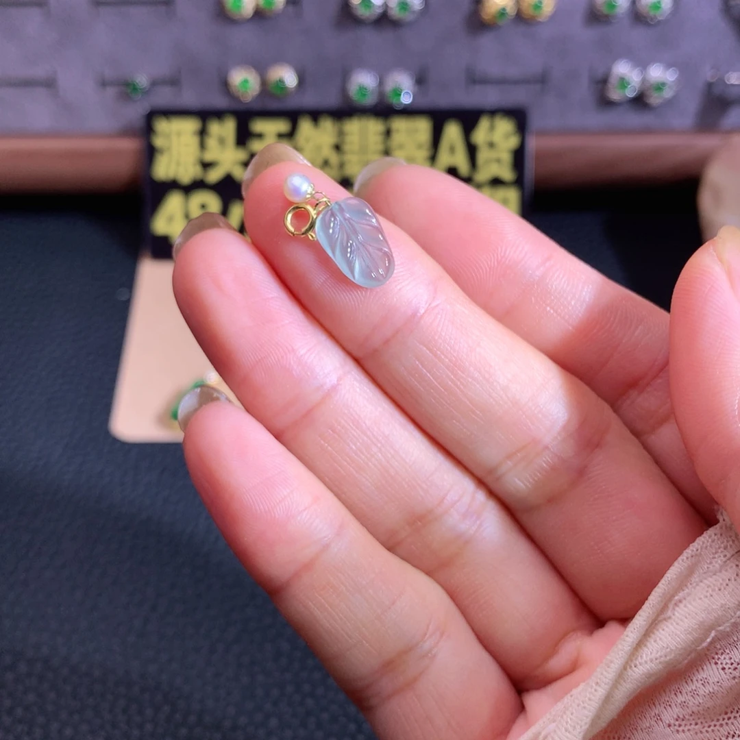 春***天颈饰18K金镶嵌翡翠叶子