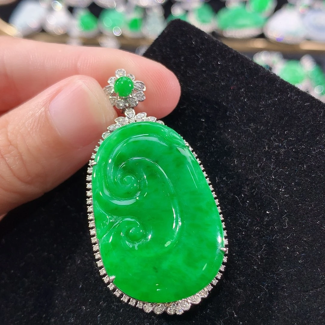 翡翠18K金镶嵌颈饰