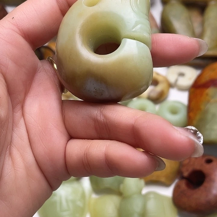 人***玉岫岩老玉（透闪石质玉）未镶嵌把件