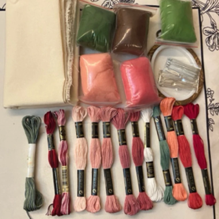 新手入门草莓 玫瑰材料包【绣线 针 羊毛毡 纯棉帆布 绣绷 】