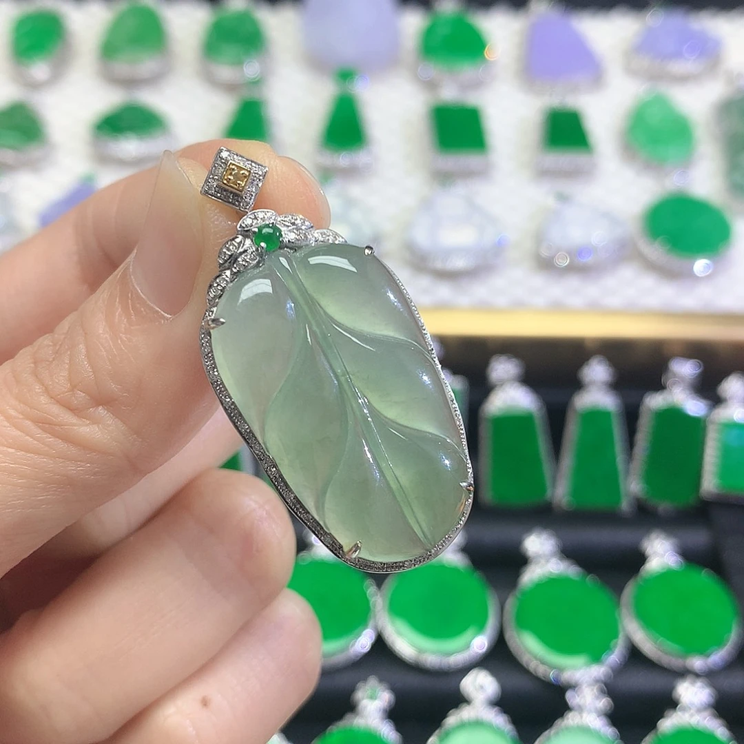 颈饰18K金镶嵌翡翠吊坠