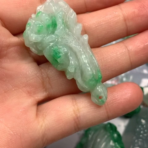 翡翠颈饰未镶嵌狼***?翡翠