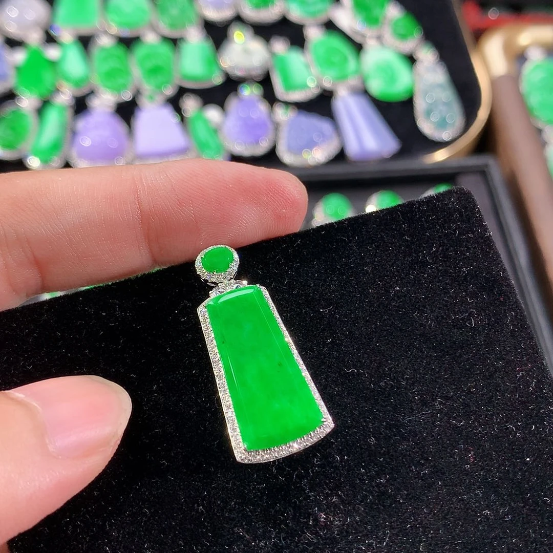 翡翠18K金镶嵌颈饰