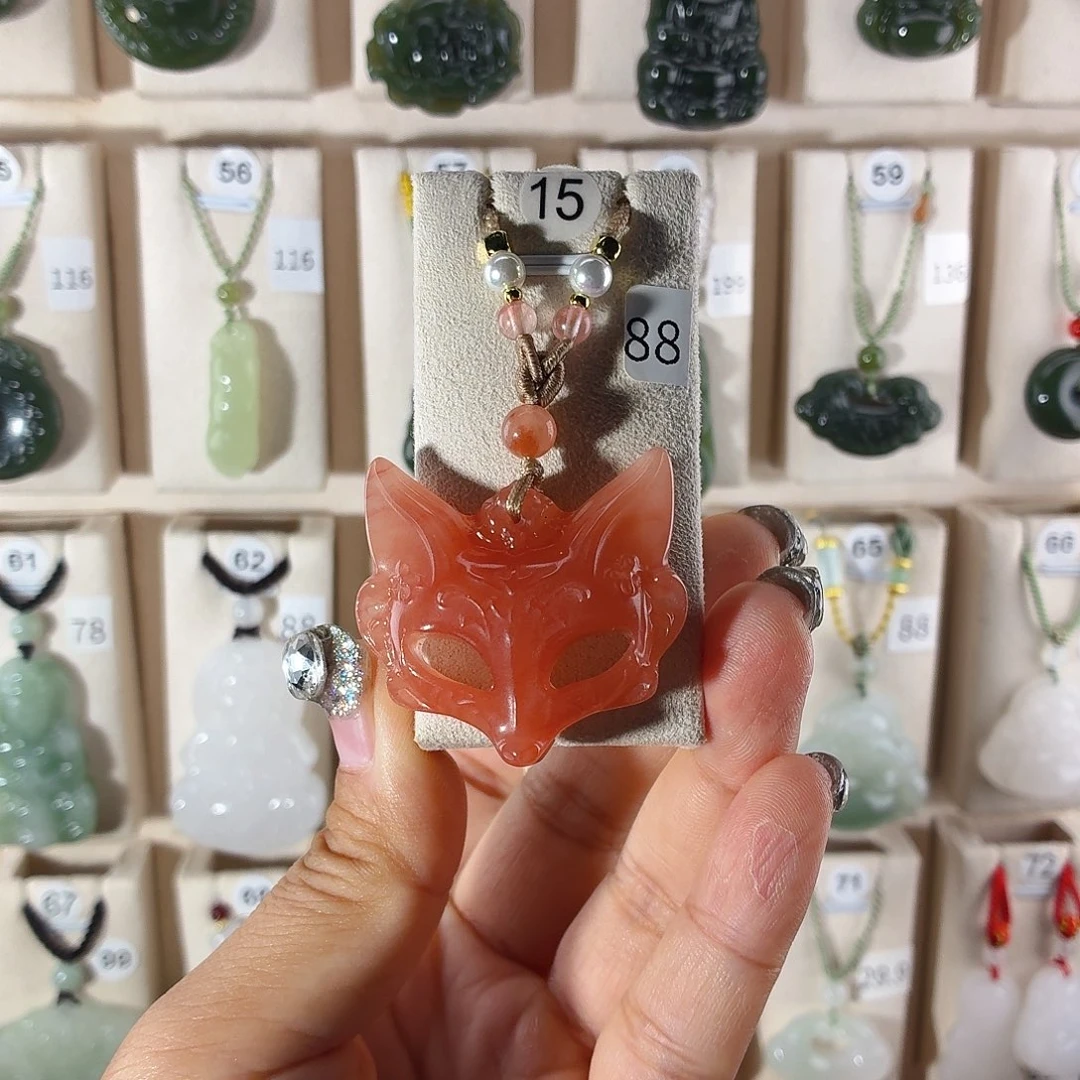 小***儿颈饰未镶嵌石英质玉（金丝玉）