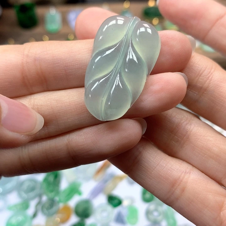 翡翠颈饰未镶嵌叶子