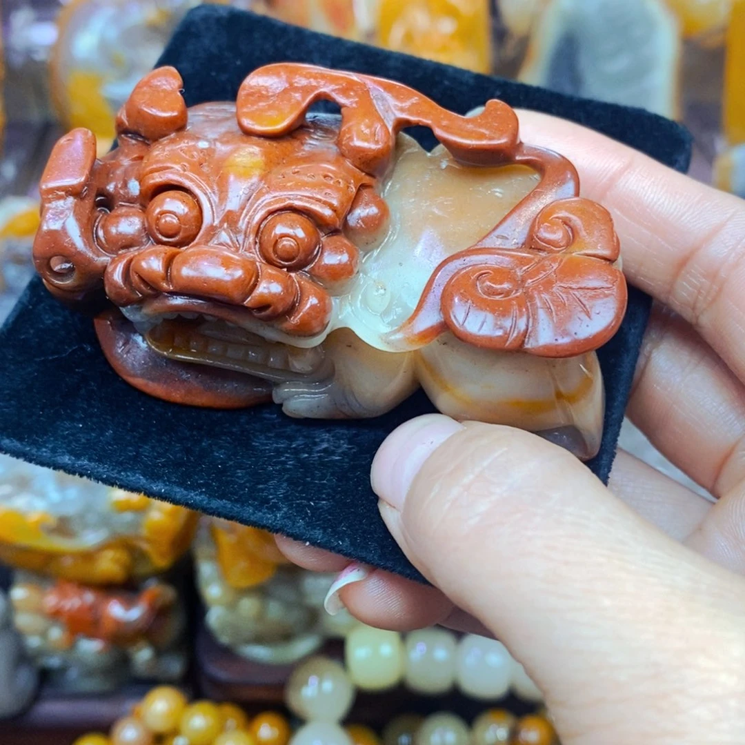 未镶嵌石英质玉（黄龙玉）颈饰