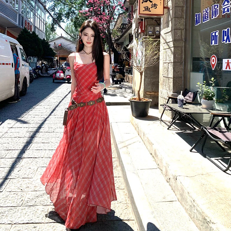 云南休闲气质收腰显瘦拼接红格子长款吊带连衣裙甜酷风旅游长裙