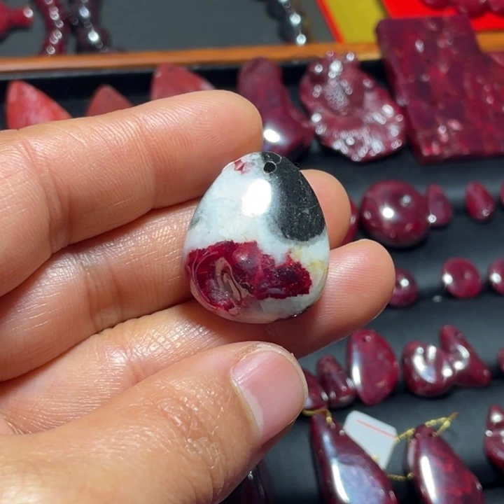 天然辰砂原石晶体吊坠