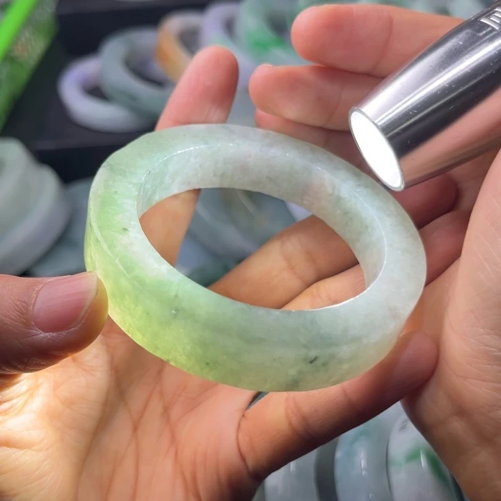 定制翡翠未镶嵌手镯