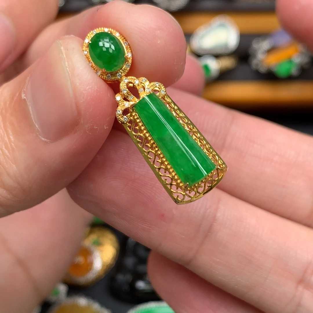 翡翠18K金镶嵌颈饰