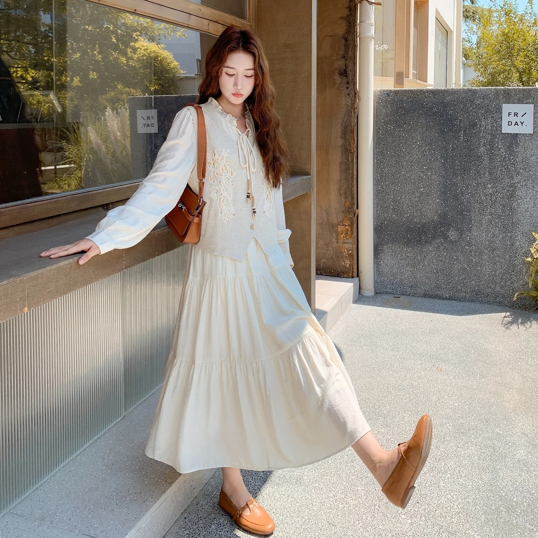 米白色温柔连衣裙套装女早秋新款气质高级感刺绣马甲长裙两件套