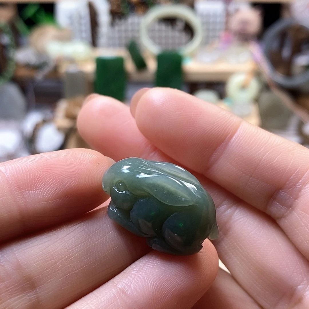 维***亚吊坠(赠链)未镶嵌和田玉兔子