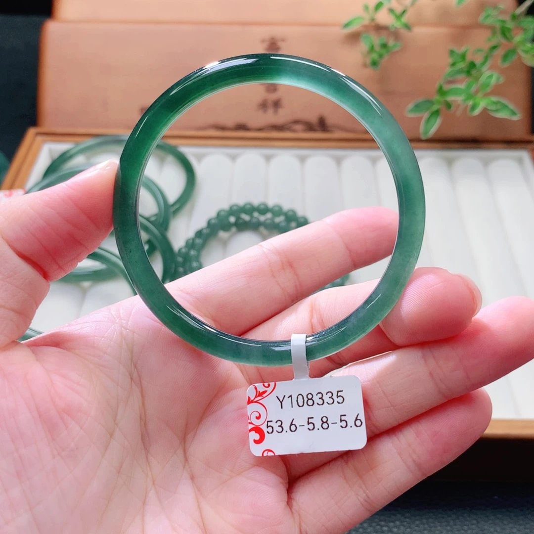 未镶嵌手镯（圆镯）翡翠