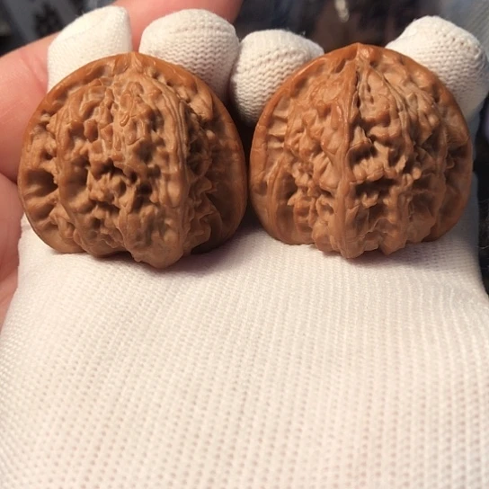 越***越文玩核桃把件三角白39mm