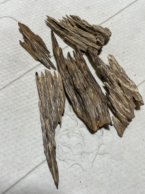 沉香吊口香结油15克，天然导管油产生，清香干净，微带花香。