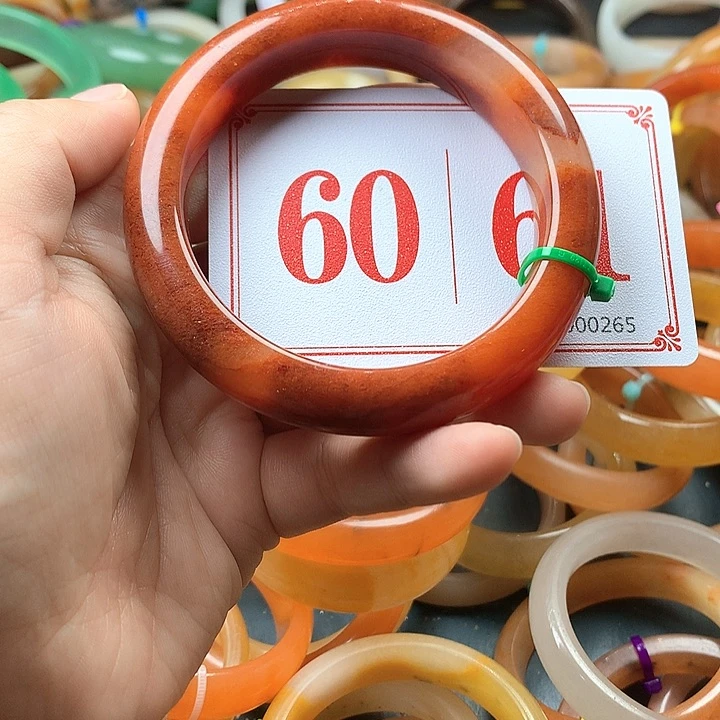 未镶嵌石英质玉（黄龙玉）手镯