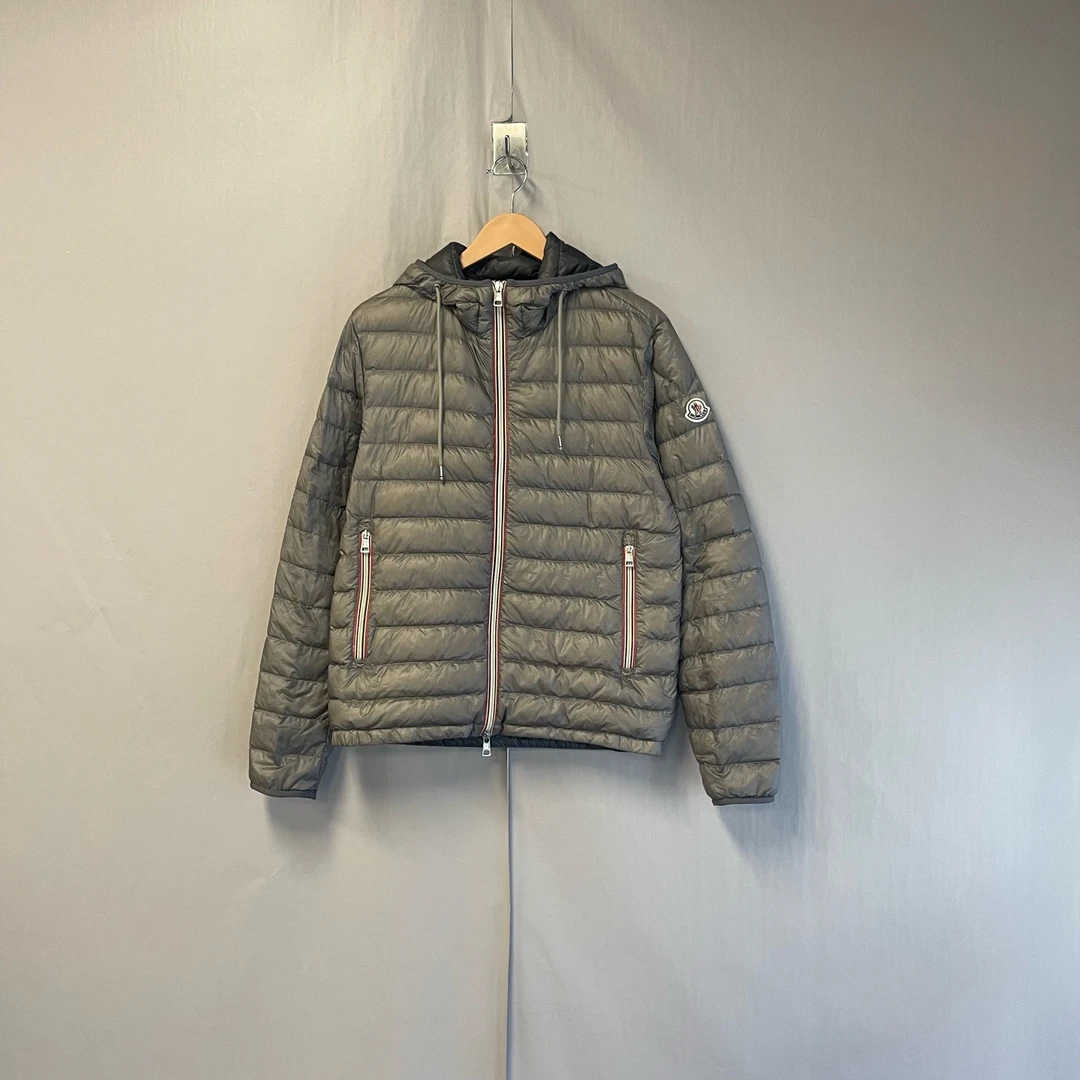 99新 MONCLER 经典袖标棕色羽绒服  1码#8132