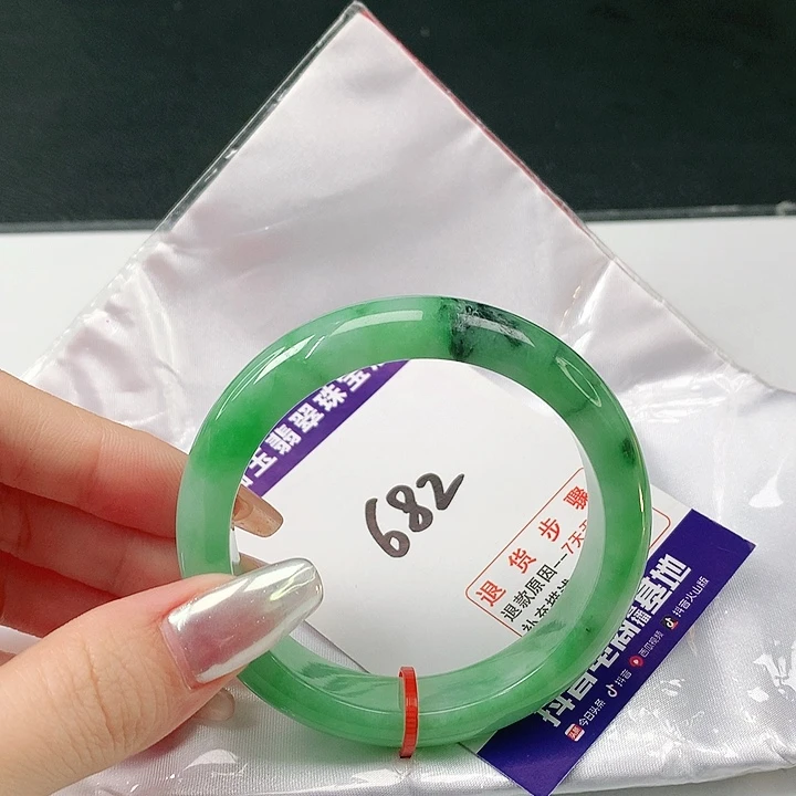 翡翠手镯未镶嵌翡翠手镯