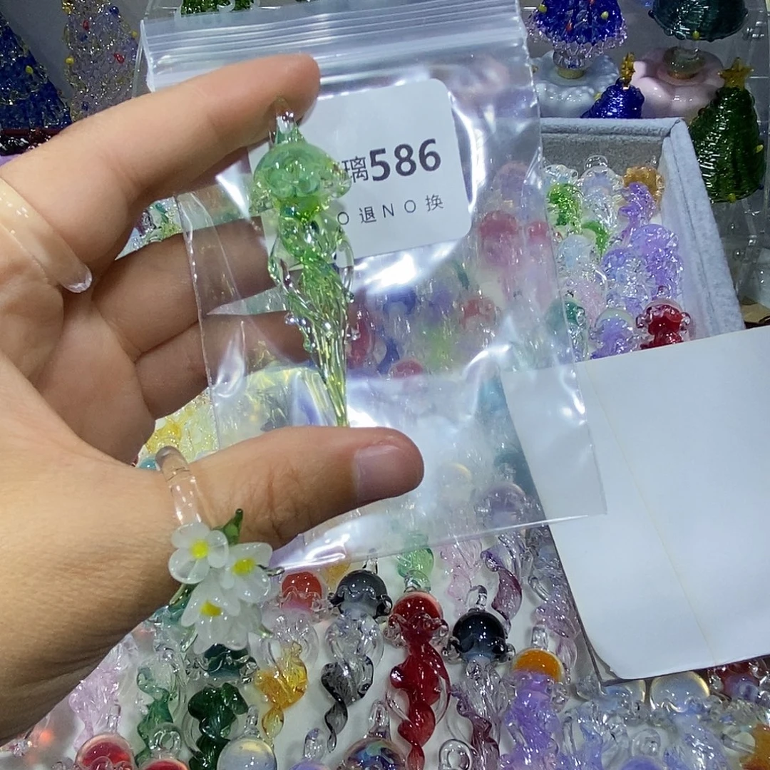 赵***丽吊坠（不含链）玻璃586水母一个