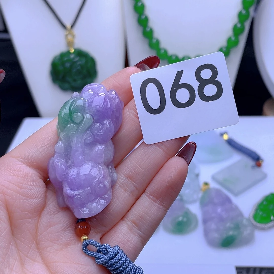 翡翠吊坠(赠链)未镶嵌