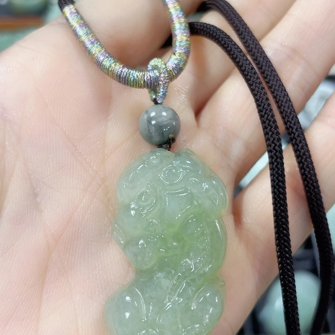 蛇纹石玉颈饰合金