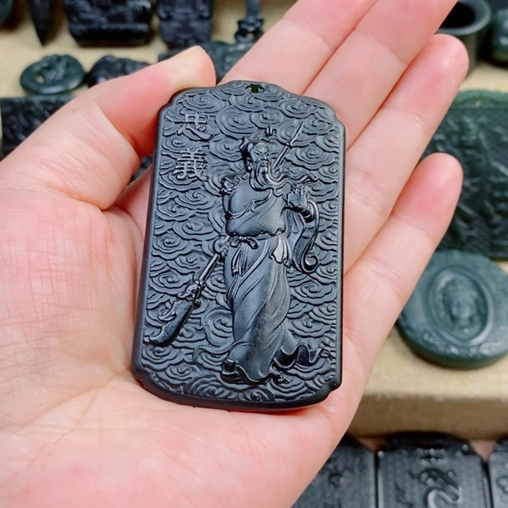 和田玉（青玉）未镶嵌颈饰双面雕刻