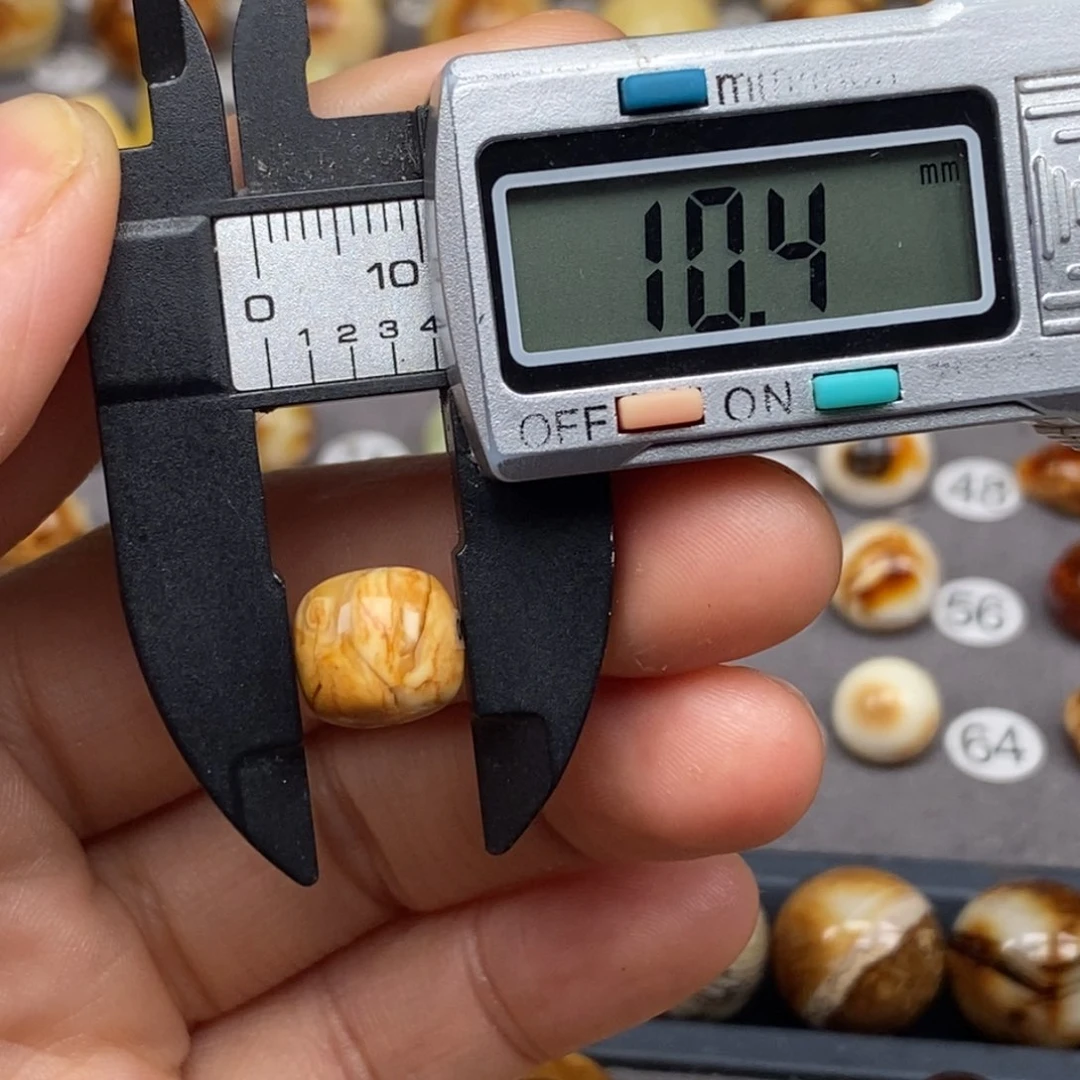 琥珀颈饰未镶嵌老型