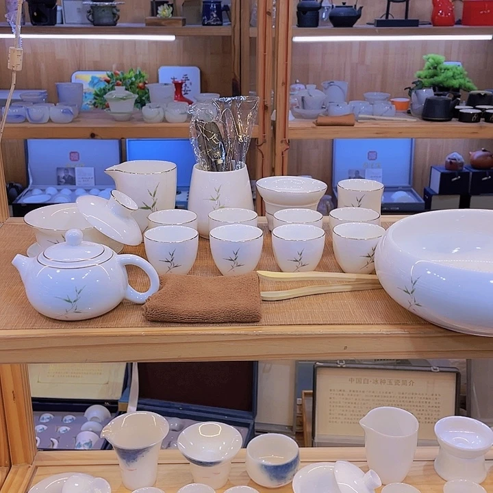 纯白的天空下的天空是一片蓝海的