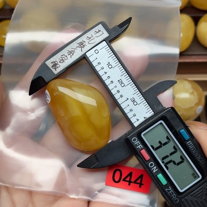 琥珀未镶嵌裸石微瑕单面原皮
