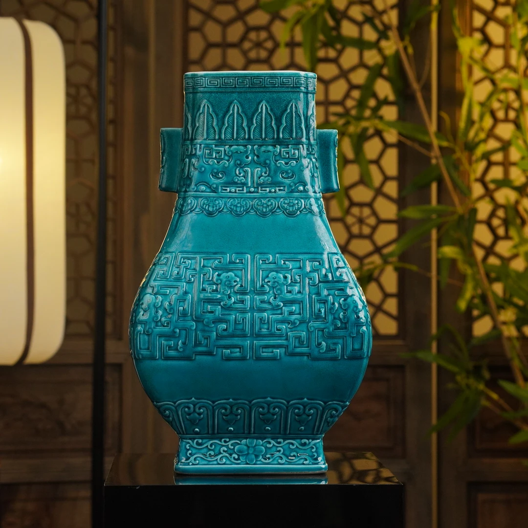 孔雀绿芭蕉龙纹贯耳瓶(高28.5cm)