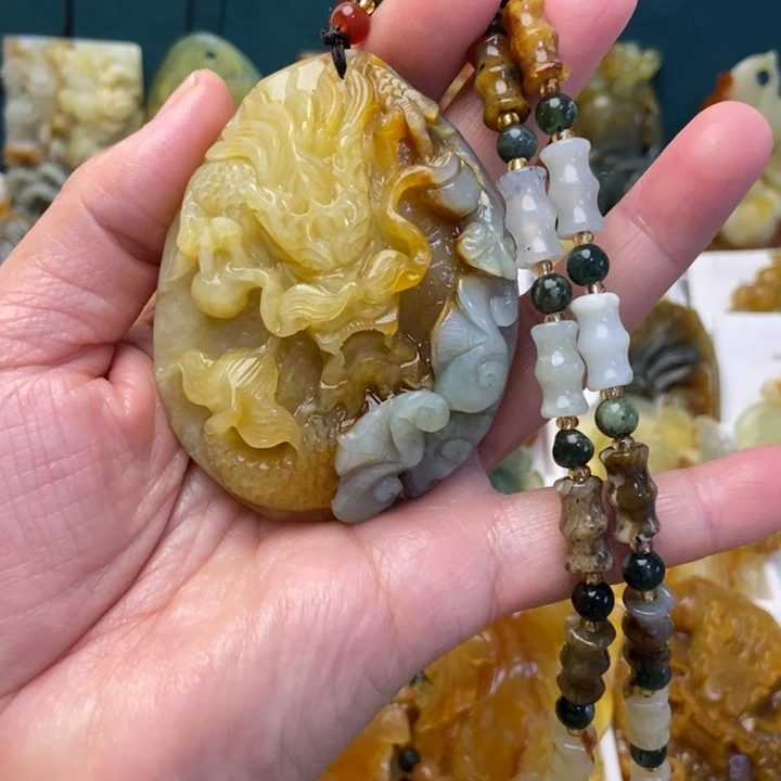蛇纹石玉未镶嵌颈饰