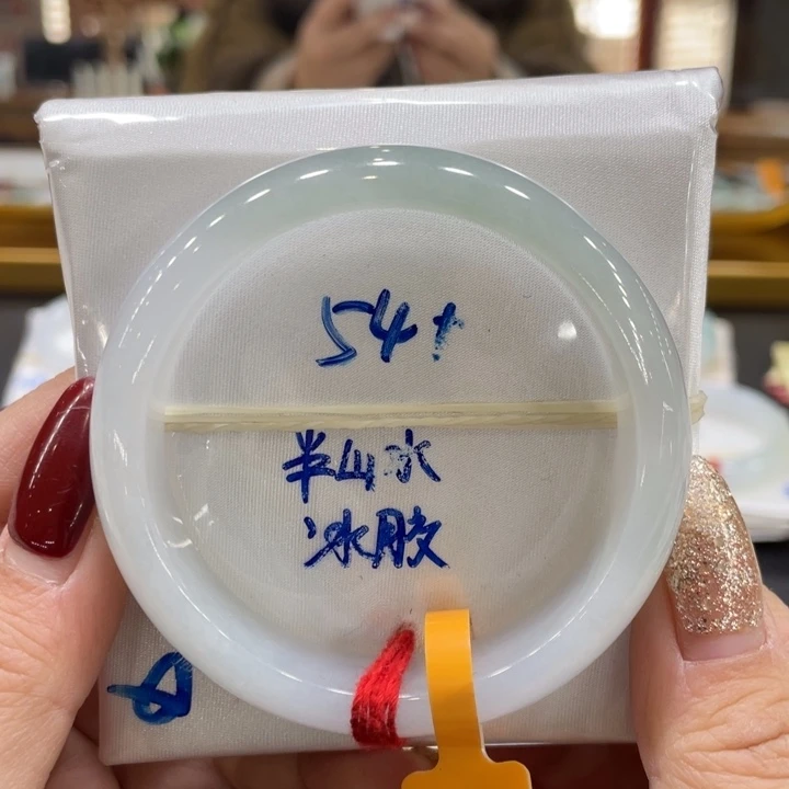 翡翠手镯未镶嵌翡翠