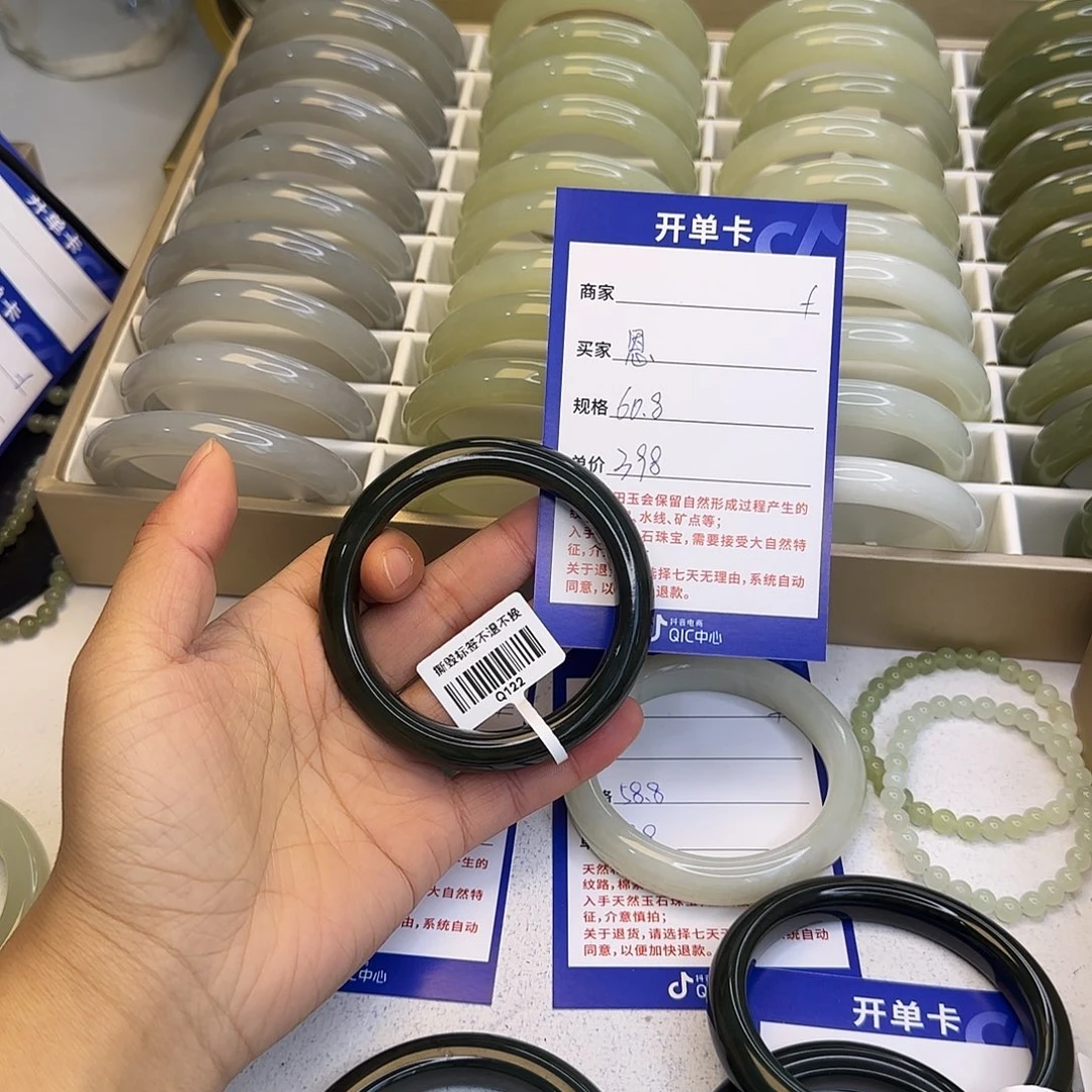 恩***儿和田玉未镶嵌手镯