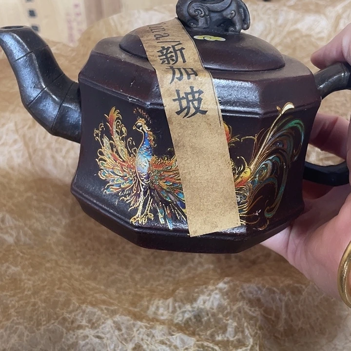 茶壶紫砂原矿泥料手工制作的一把紫砂壶。