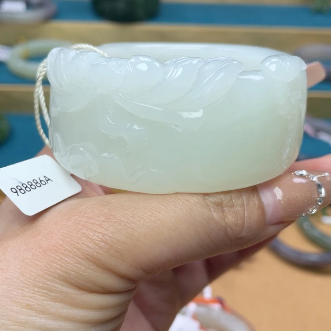 和田玉手镯57圈口。编号64未镶嵌