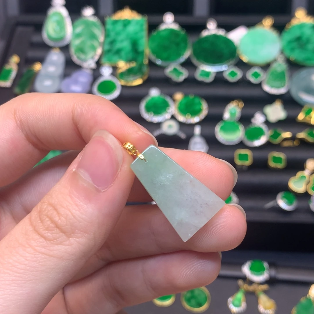 翡翠未镶嵌颈饰有纹裂